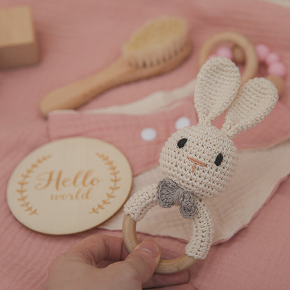 Baby-Geschenkset mit Baumwolldecke und gehäkelter Rassel