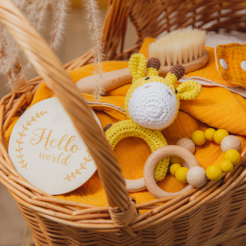 Baby-Geschenkset mit Baumwolldecke und gehäkelter Rassel