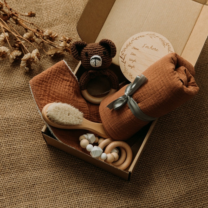 Baby-Geschenkset mit Baumwolldecke und gehäkelter Rassel