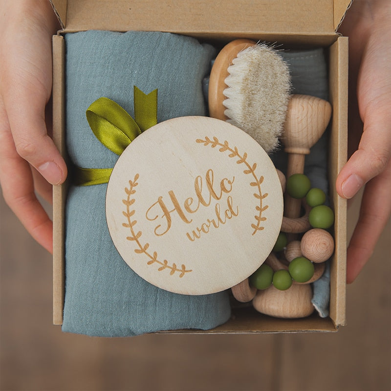 Baby-Geschenkset mit Baumwolldecke und gehäkelter Rassel