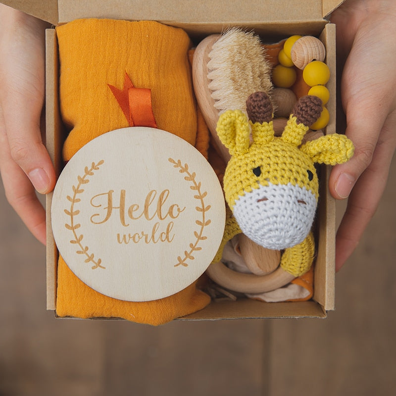 Baby-Geschenkset mit Baumwolldecke und gehäkelter Rassel