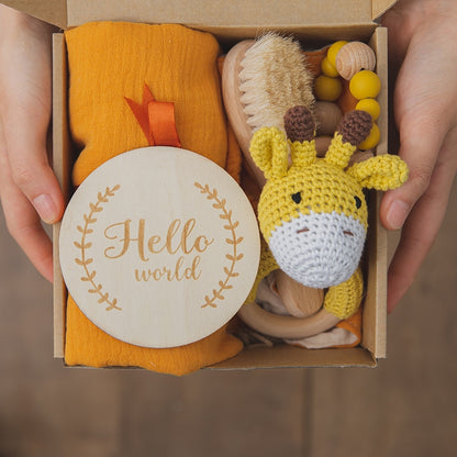 Baby-Geschenkset mit Baumwolldecke und gehäkelter Rassel