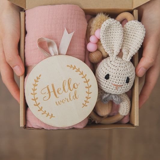 Baby-Geschenkset mit Baumwolldecke und gehäkelter Rassel