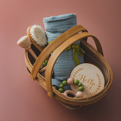 Baby-Geschenkset mit Baumwolldecke und gehäkelter Rassel