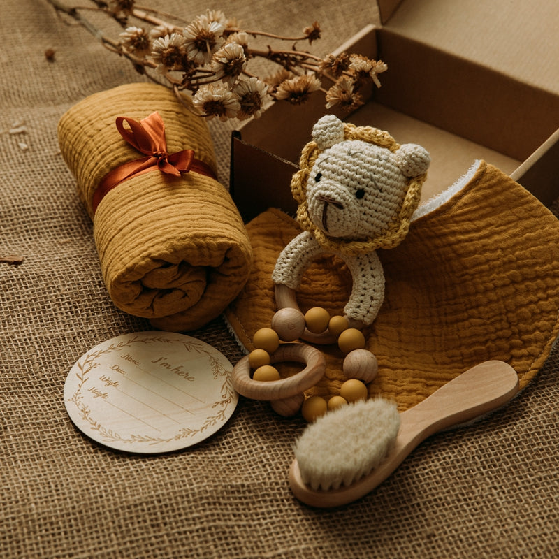 Baby-Geschenkset mit Baumwolldecke und gehäkelter Rassel