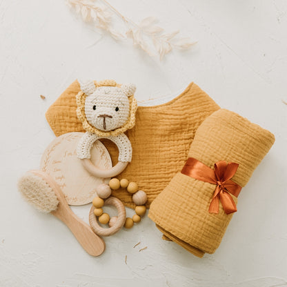 Baby-Geschenkset mit Baumwolldecke und gehäkelter Rassel