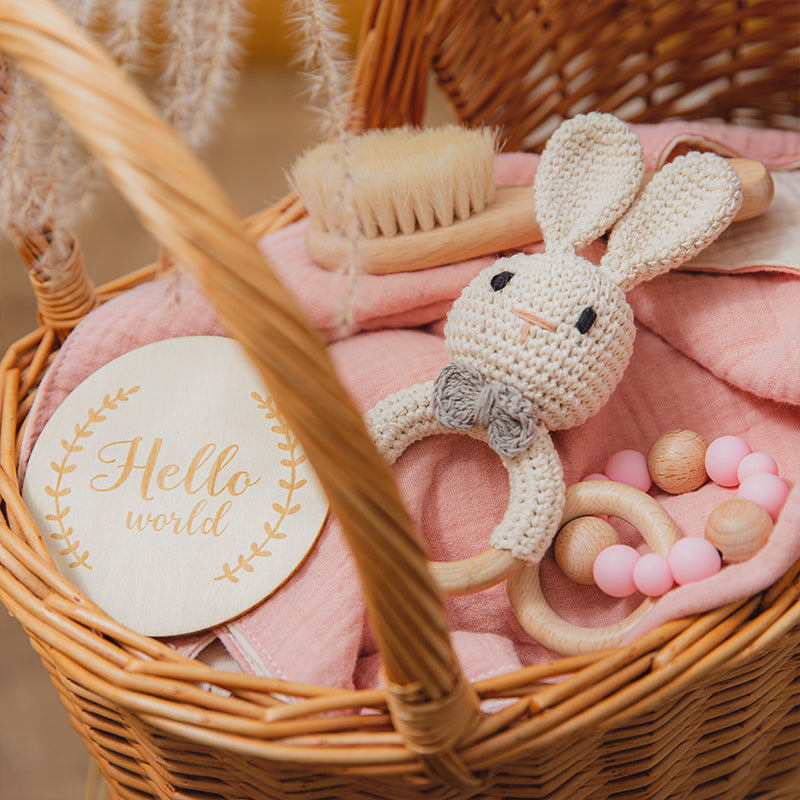 Baby-Geschenkset mit Baumwolldecke und gehäkelter Rassel