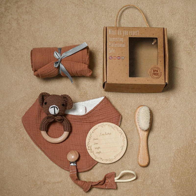 Baby-Geschenkset mit Baumwolldecke und gehäkelter Rassel